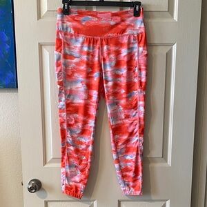 Tahari Sport Women’s Coral Cloud-Print Active Capri Leggings with Side Pockets